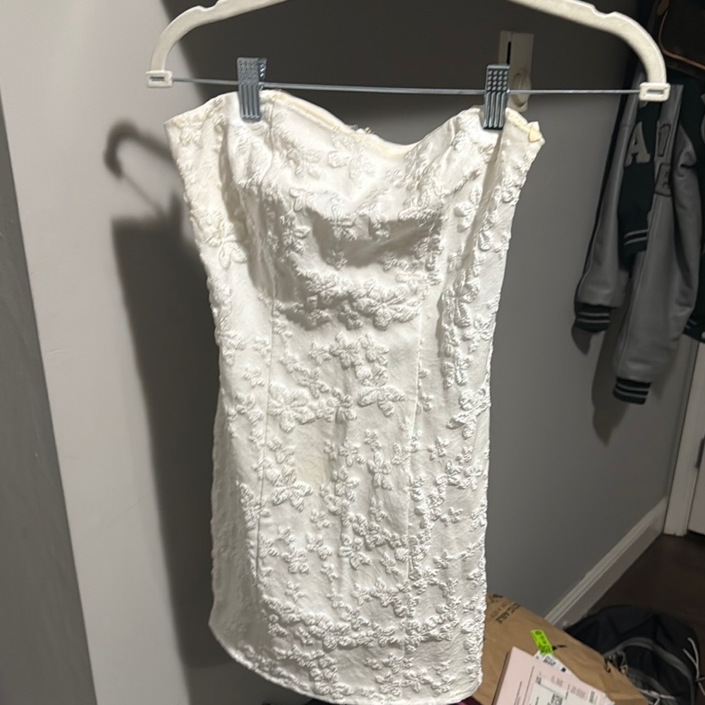 Elegant White Strapless Dress